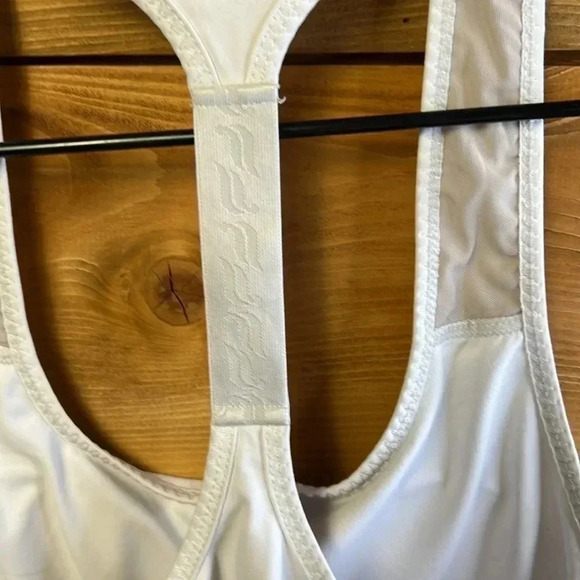 FABLETICS MEDIUM/LARGE (16inch pit) WHITE CROPPED ATHLETIC SHIRT - Picture 7 of 9